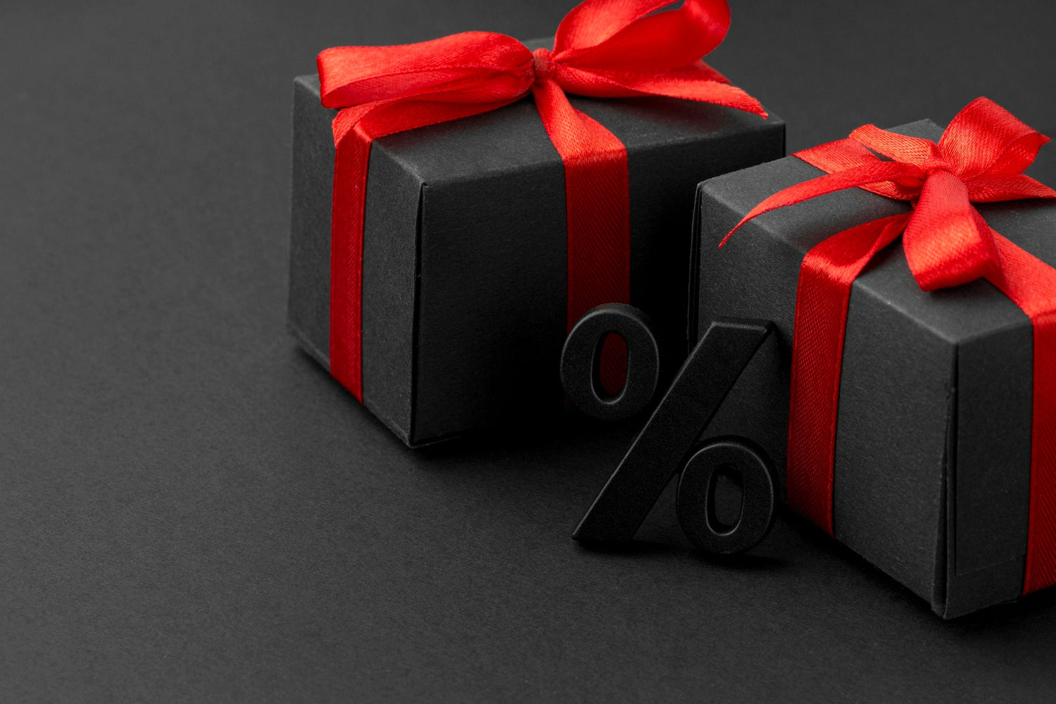 Bild von <a href="https://de.freepik.com/fotos-kostenlos/vorderansicht-schwarzer-freitag-verkaufssortiment-auf-schwarzem-hintergrund-mit-kopienraum_10054718.htm#page=4&query=rabatt&position=19&from_view=search&track=sph">Freepik</a>