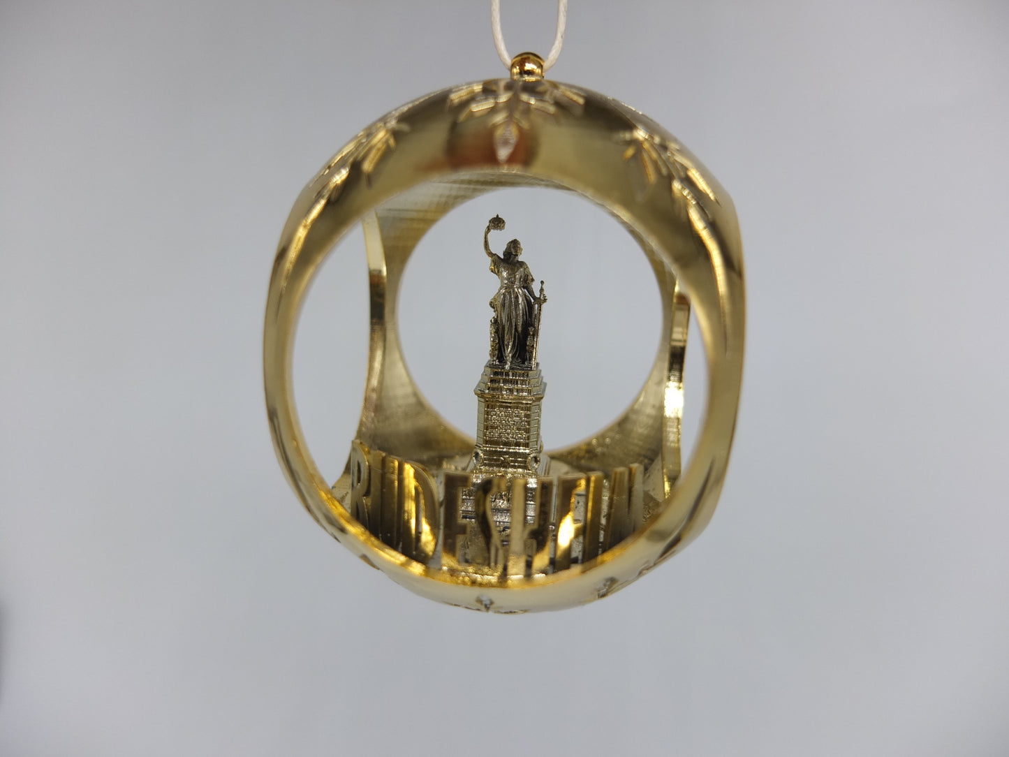 Christmas tree bauble railway shine