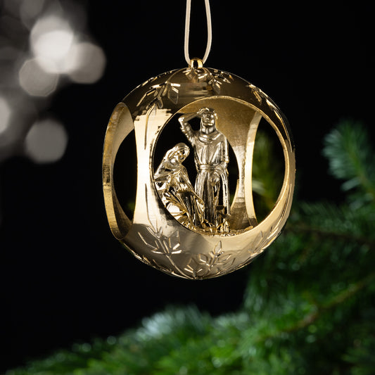 Auf dem Bild ist eine goldene Christbaumkugel zu sehen. Im Inneren der Kugel erscheinen Maria, Josef und das neugeborene Jesuskind in ihrer ganzen Schönheit. Diese berührende Szene erinnert dich an die wahre Bedeutung von Weihnachten.