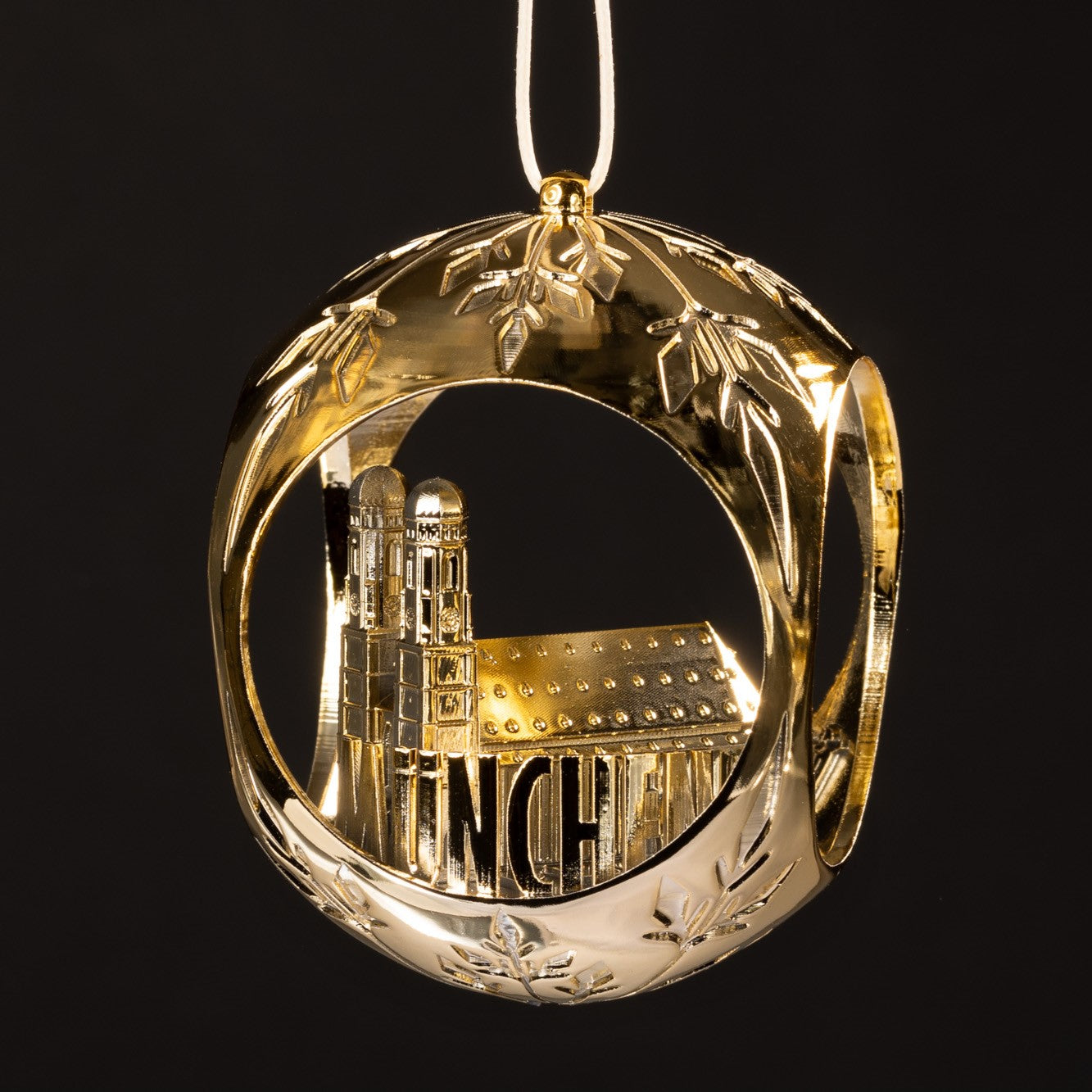 Christmas tree bauble railway shine